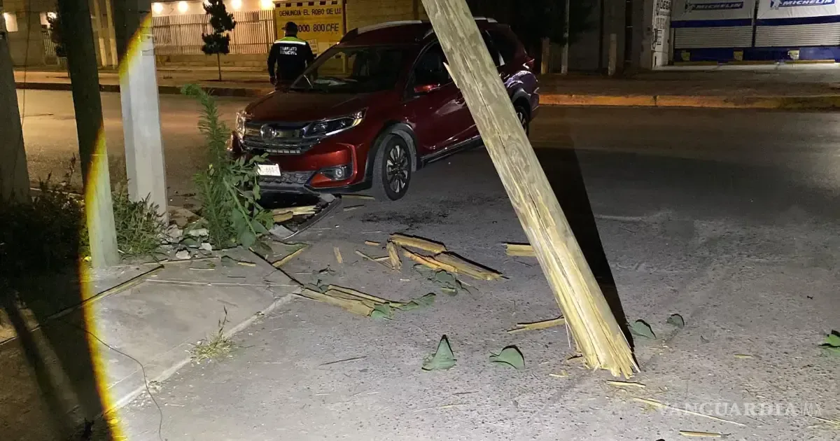 Un accidente en el bulevar Isidro López Zertuche deja daños en la infraestructura urbana.