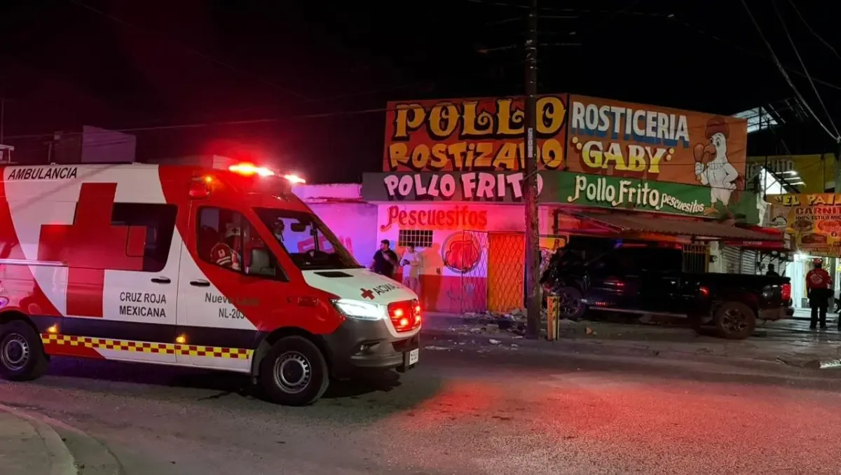 Un accidente en Monterrey deja daños materiales, pero sin heridos graves, tras un conductor que aparentemente dormitó al manejar.