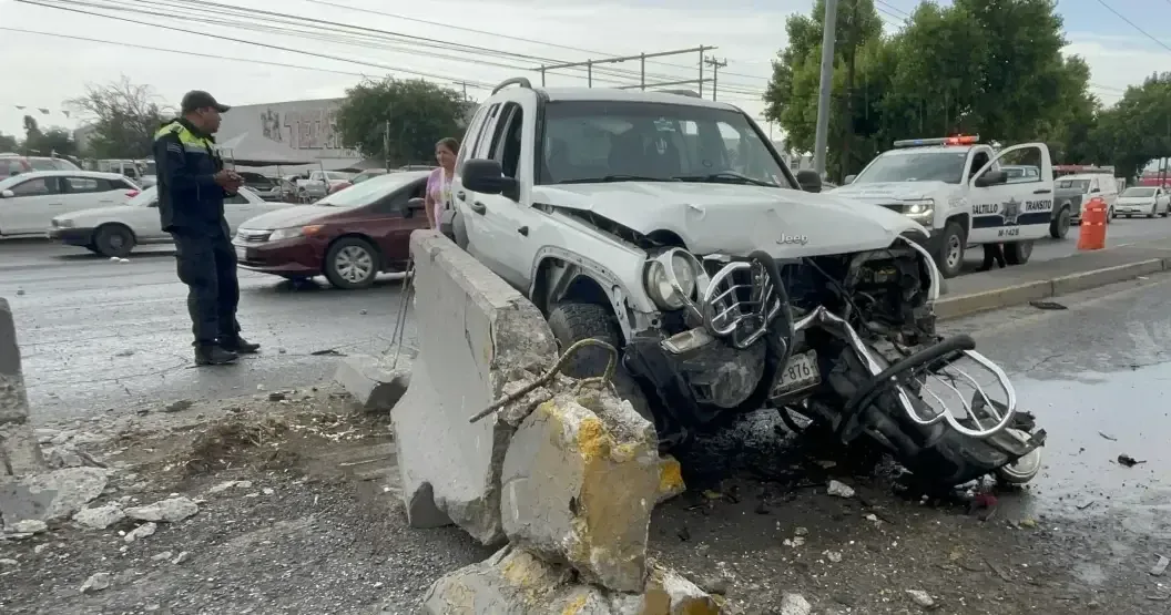 El incidente generó caos vial sobre el periférico y dejó a un hombre lesionado.