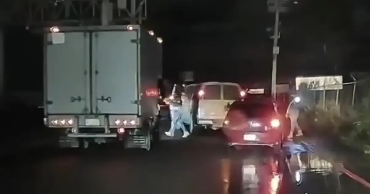 Un video revela el momento en que un automovilista graba el intento de asalto.