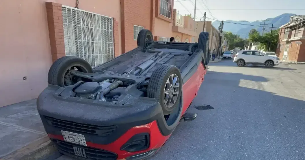 Un accidente vial en Saltillo dejó un vehículo volcado, sin heridos graves.