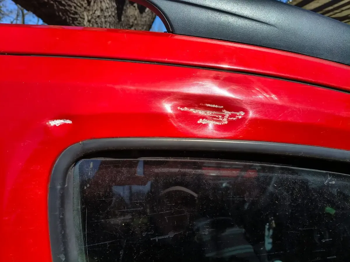 Un ataque a piedrazos en la autopista pone en riesgo la seguridad de los conductores.
