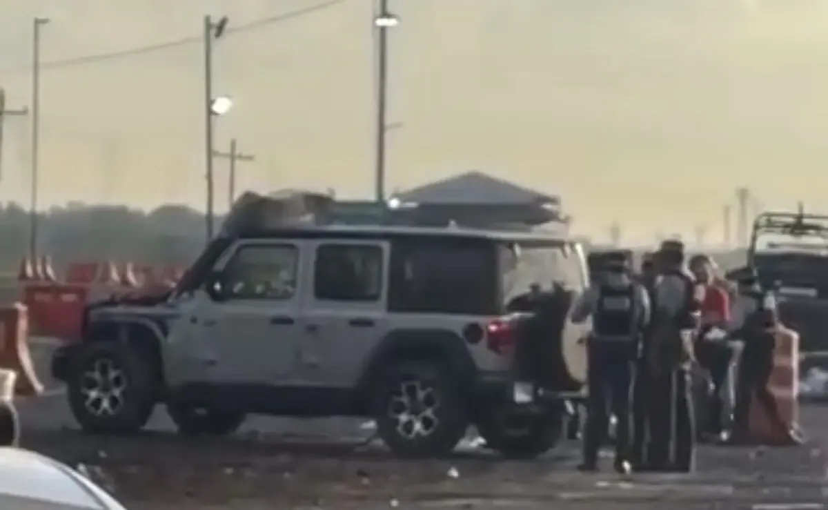 Una joven en aparente estado de ebriedad volcó su vehículo, dañando un retén militar y causando caos vial.