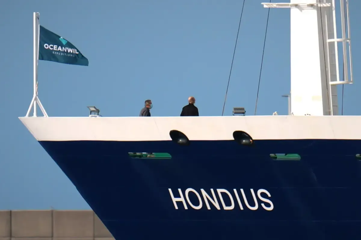 Una pasajera repatriada desde Tenerife es la primera afectada en el país.