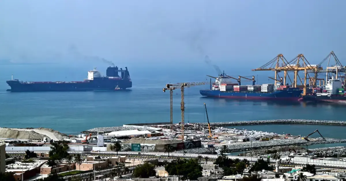 Los enfrentamientos afectan el tráfico marítimo y exacerban tensiones en Oriente Medio.