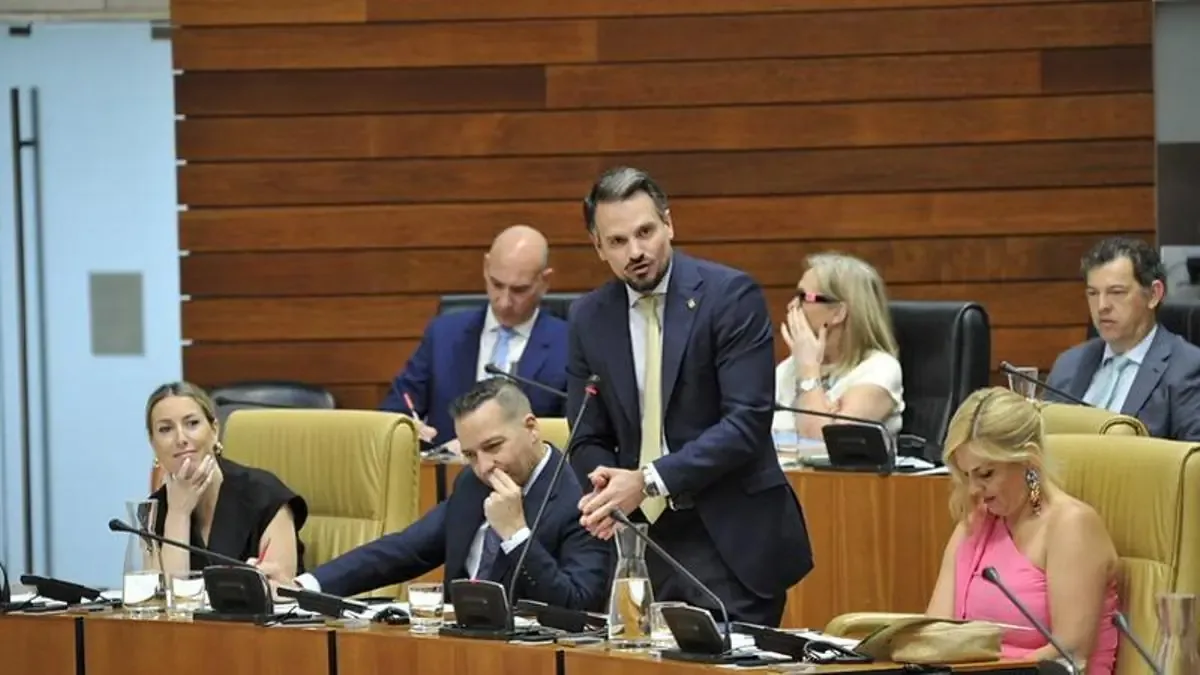 La oposición critica el gasto de 54,500 euros en la ceremonia de María Guardiola en medio de tensiones por la ayuda humanitaria a Venezuela.