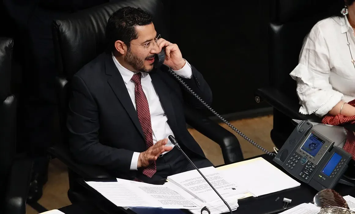 Reclamos salariales y condiciones de la nueva sede generan tensión en el sindicato cultural.
