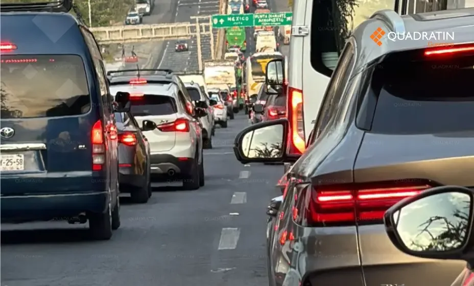 Congestión vehicular en Acapulco tras bloqueo en la Autopista del Sol.
