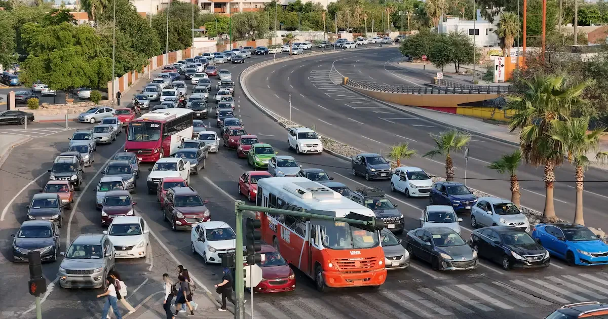 El tráfico en Hermosillo genera pérdidas significativas en tiempo y dinero para sus habitantes.