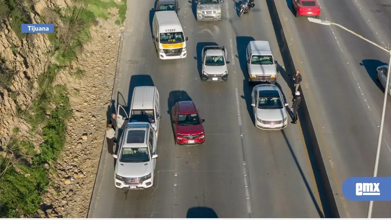 Congestionamiento vial tras el choque en la prolongación de la calle Segunda en Playas de Tijuana.