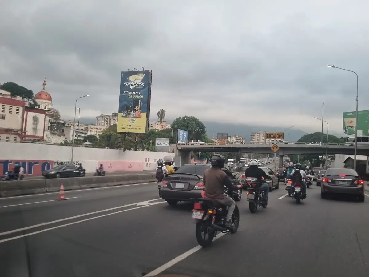Congestionamientos severos afectan la movilidad en la capital venezolana por cierres viales y marchas sindicales.