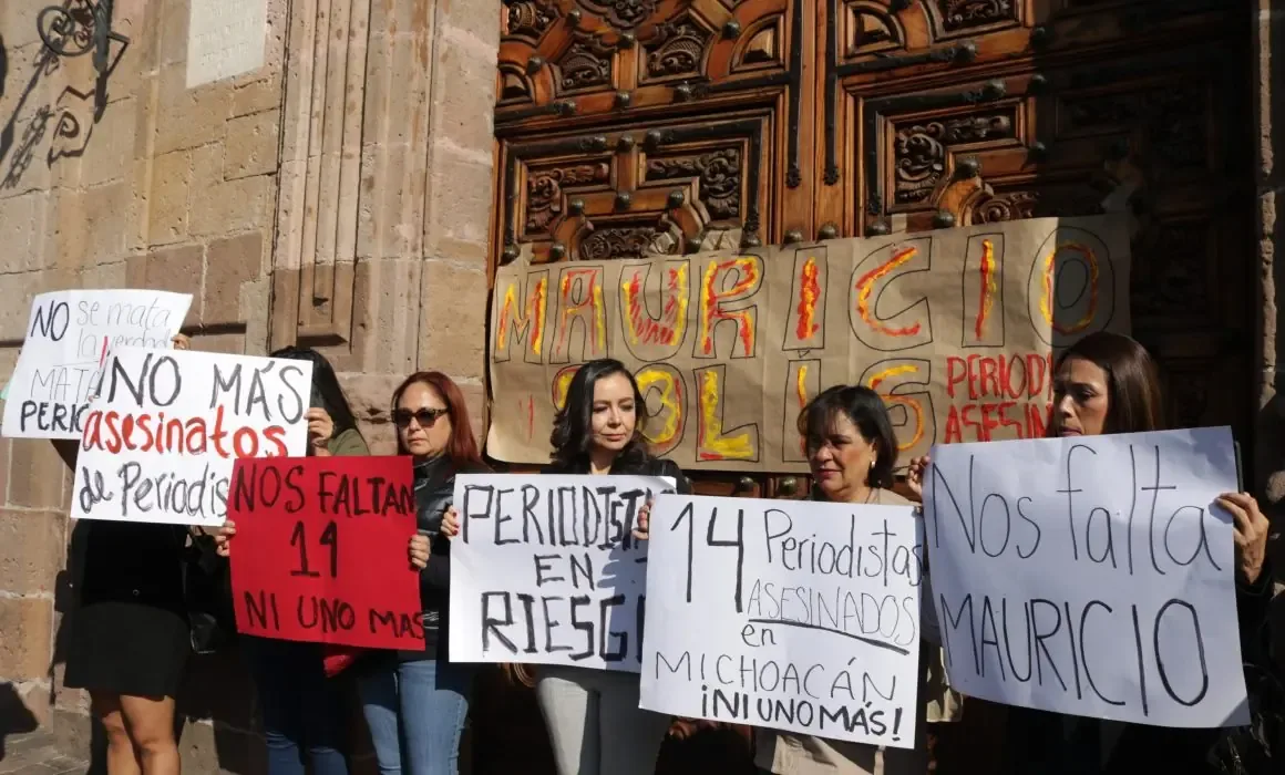 Periodistas exigen acción legislativa frente al creciente riesgo en su labor.