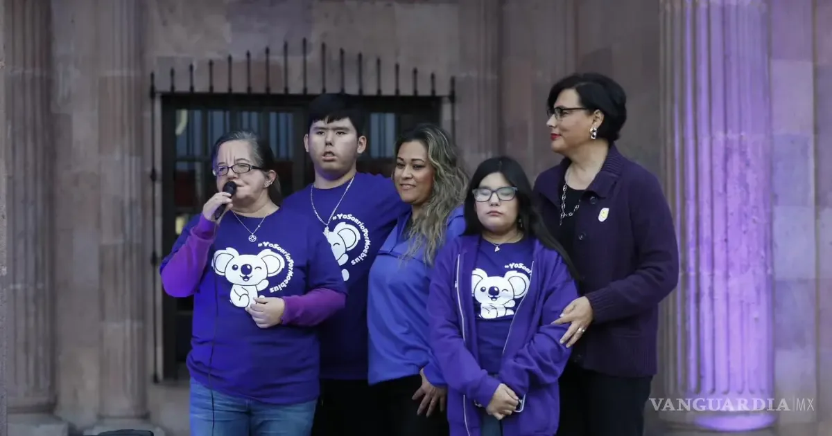 Congreso de Coahuila iluminado en morado como símbolo de concienciación.