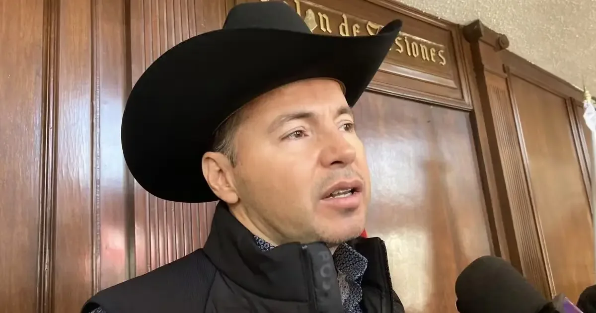 Antonio Flores es suspendido tras acumular faltas y ser detenido con su hermana en operativo de seguridad.