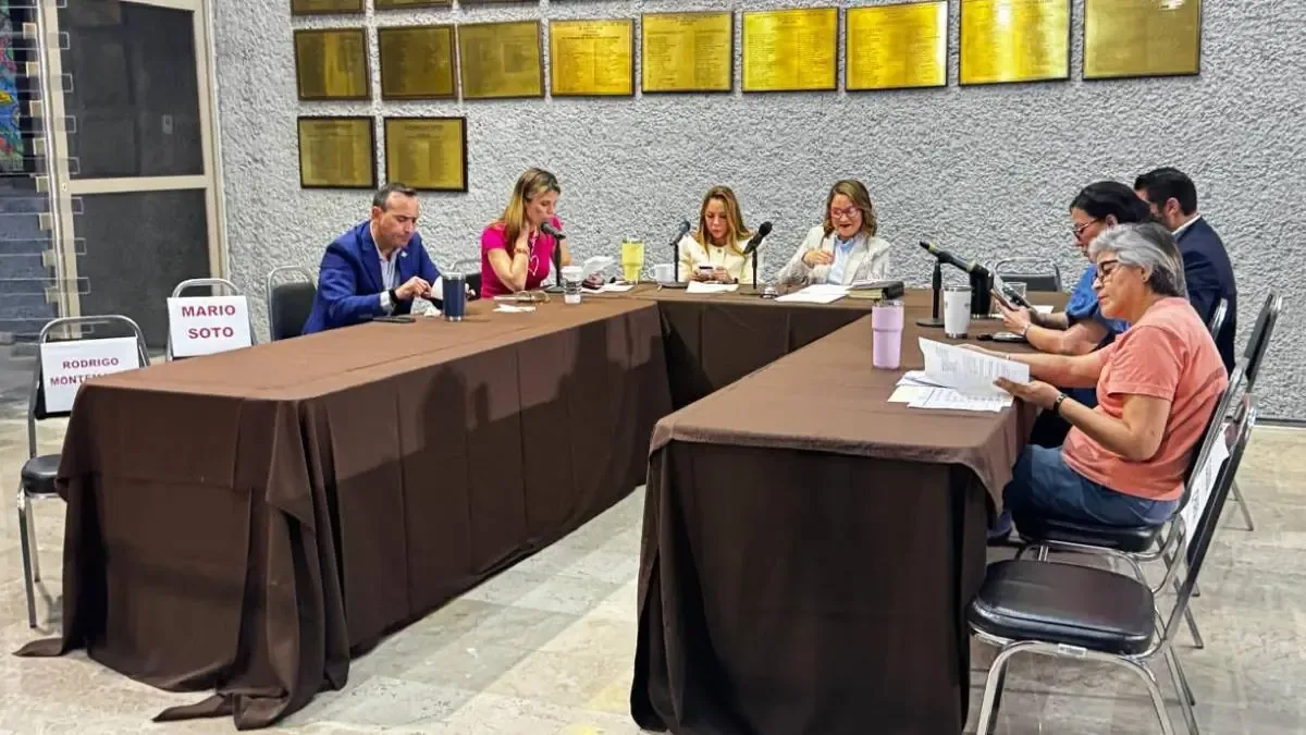 Se le acusa de peculado y manejo irregular de recursos públicos.
