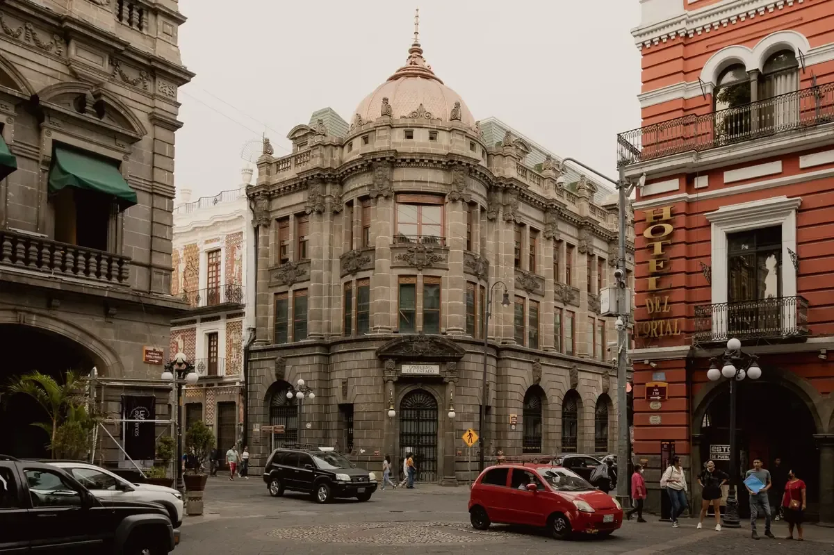 La aprobación busca facilitar la construcción de estaciones del nuevo sistema de transporte en la capital poblana.