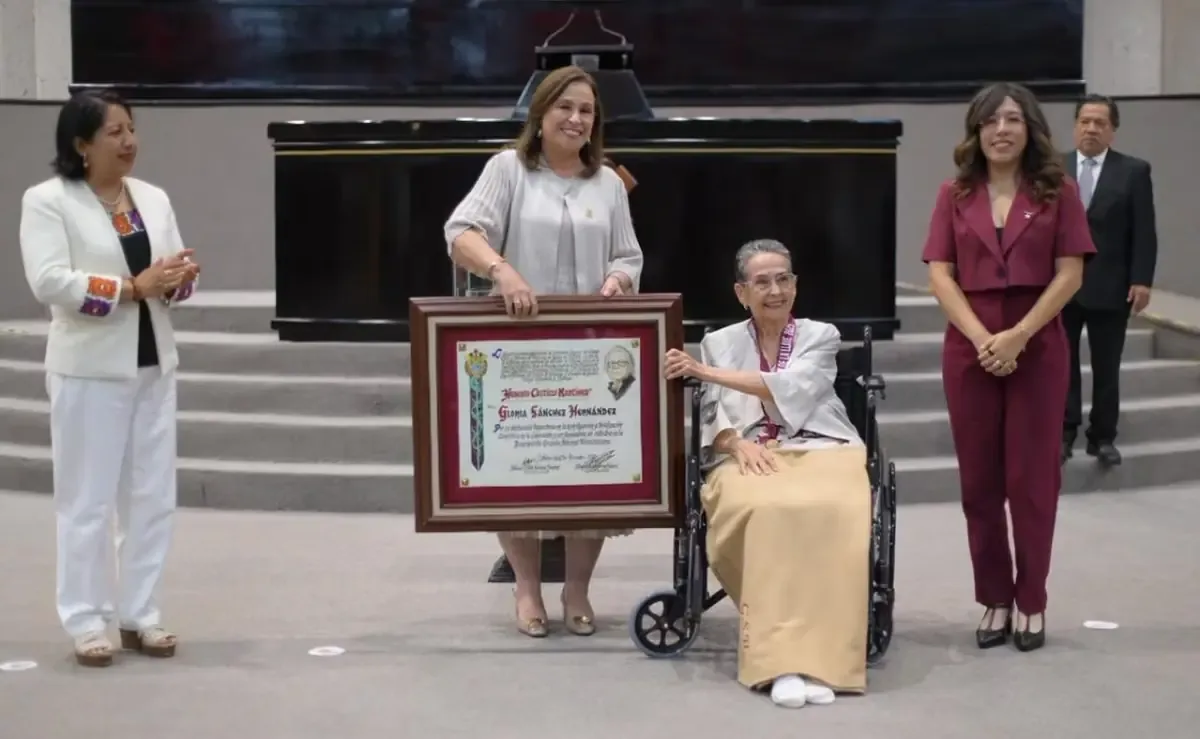 La medalla reconoce la labor de Gloria Sánchez en la lucha social y la educación en Veracruz.