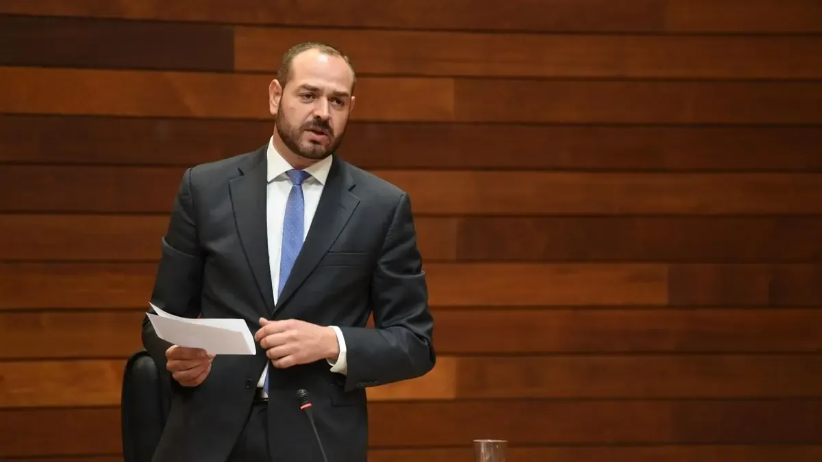 El Gobierno enfrenta acusaciones por fallas en el servicio de transporte en la región.