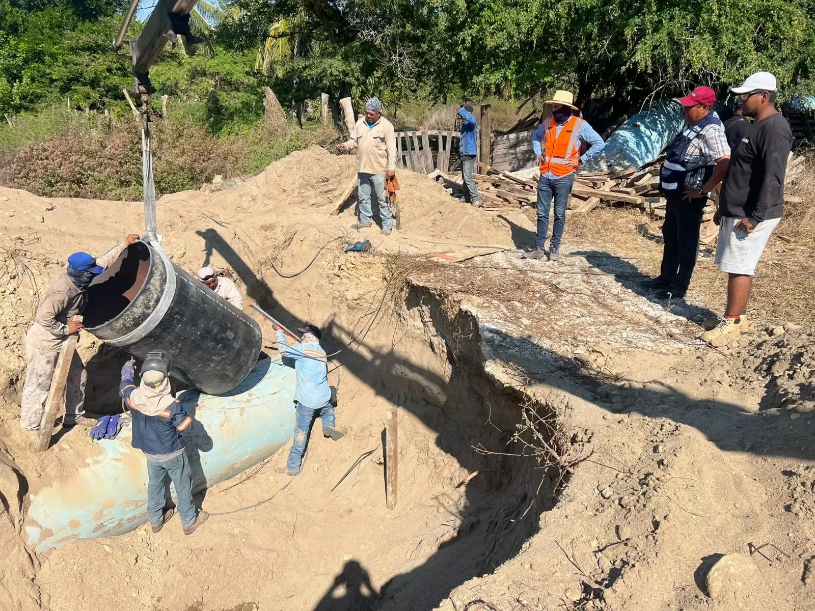 Construcción del bypass en Barra Vieja, Acapulco, asegurando el suministro de agua.