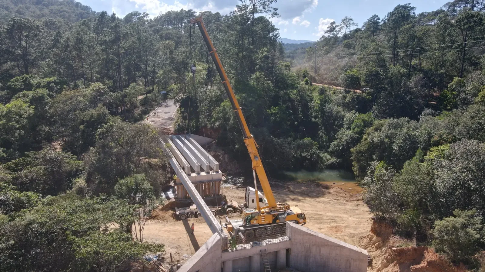 Construcción del puente Arroyo Campana en proceso en San Luis Acatlán.