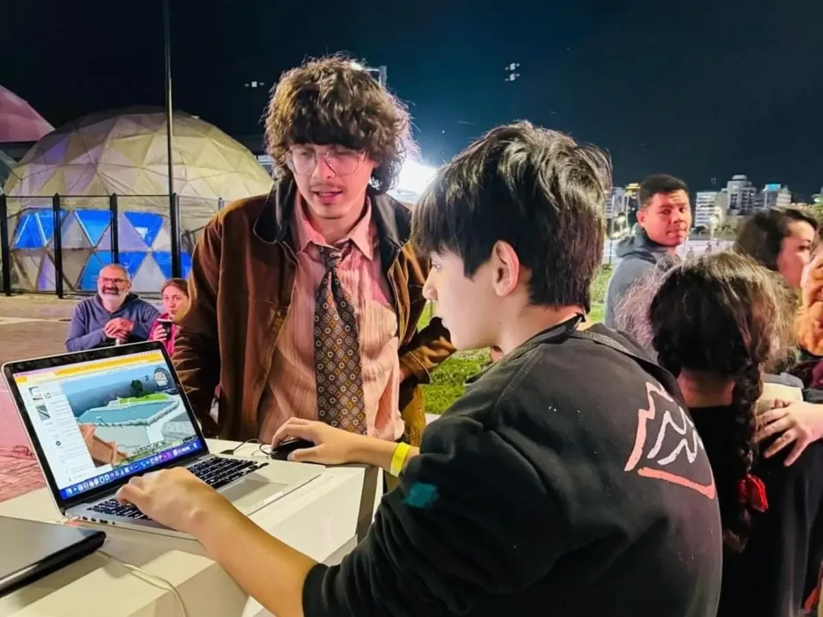 Iniciativa de jóvenes busca reinventar la educación a través de la creación de ciudades virtuales en Minecraft.