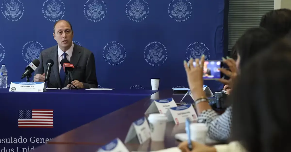 Christopher Teal se despide tras 27 años en el Servicio Exterior, destacando logros en cooperación binacional.