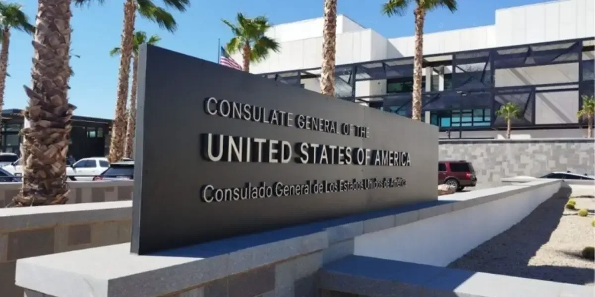 El puesto ofrece un salario competitivo y atractivas prestaciones para interesados en el área consular.