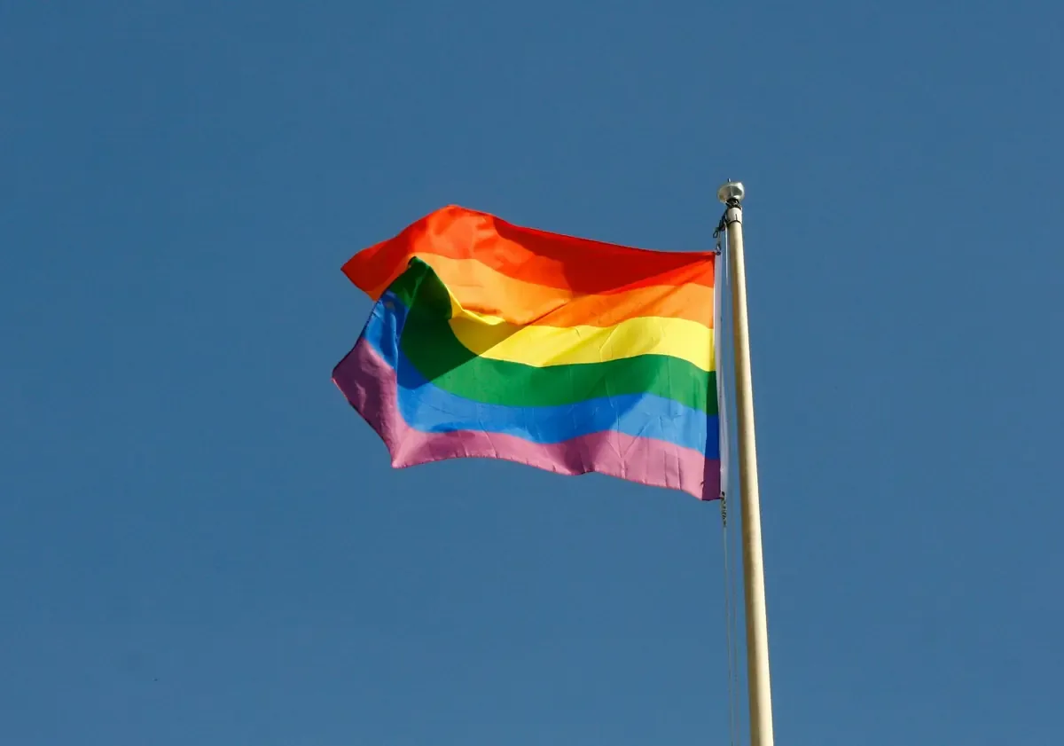 Se celebra el Día Internacional contra la Homofobia con un llamado a la inclusión y seguridad para la comunidad LGBT+.