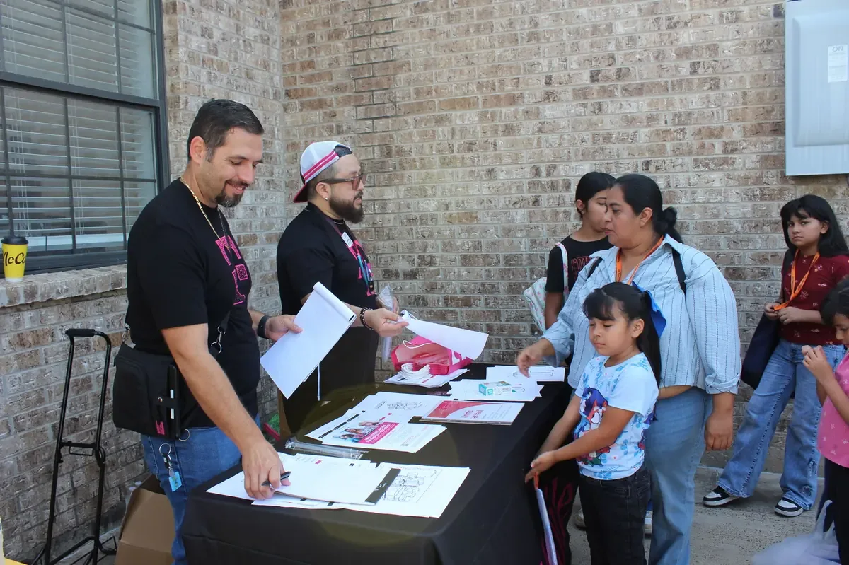 El consulado ofrecerá útiles escolares y atención médica a familias, anticipando el regreso a clases.
