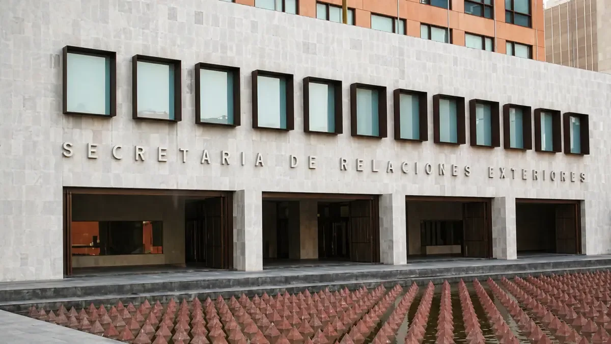 La pérdida de visas afectará a empleados y sus familias, complicando su situación migratoria.