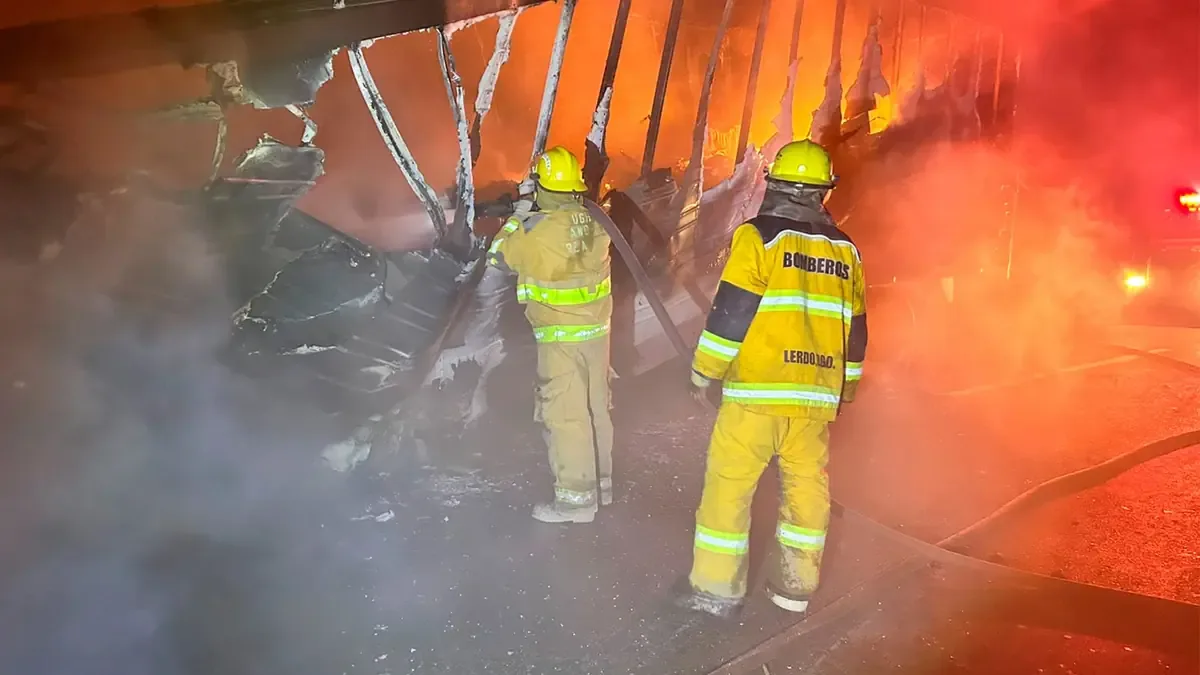 Las autoridades controlaron el incendio que dejó como pérdida total la unidad.