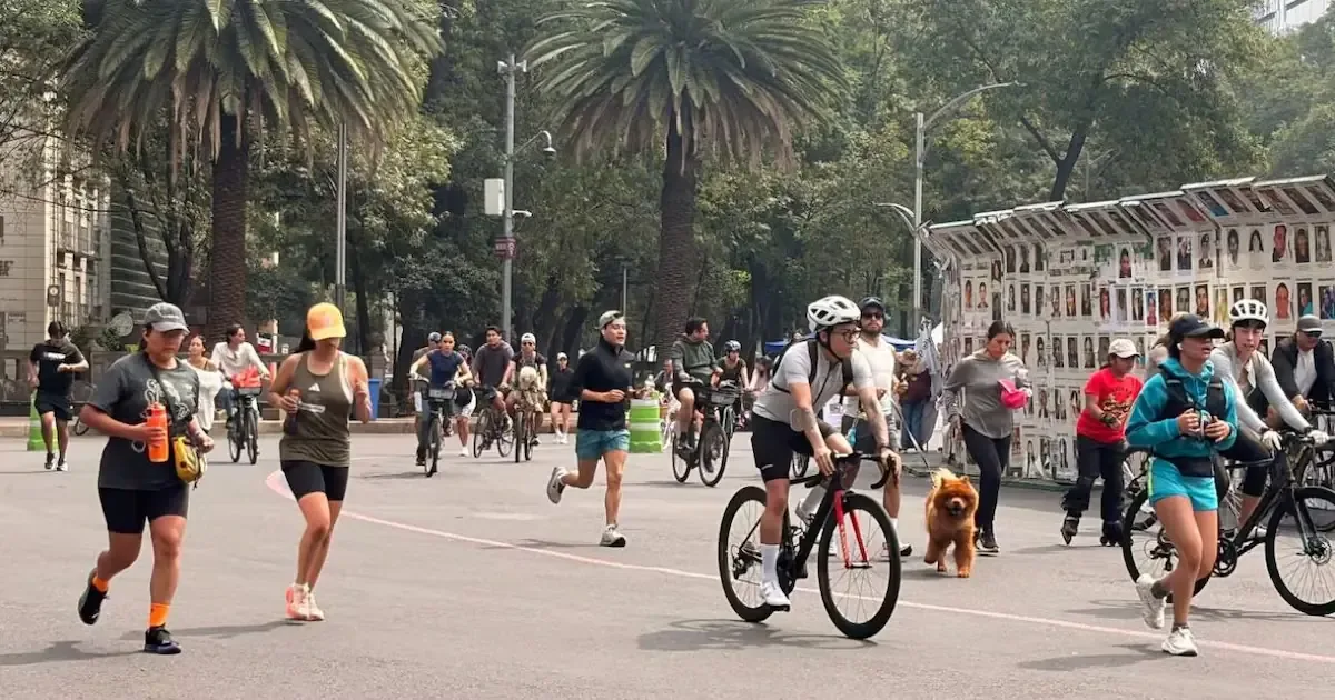 La capital mexicana reporta manifestaciones y cierres en puntos clave ante las restricciones vehiculares del día domingo.