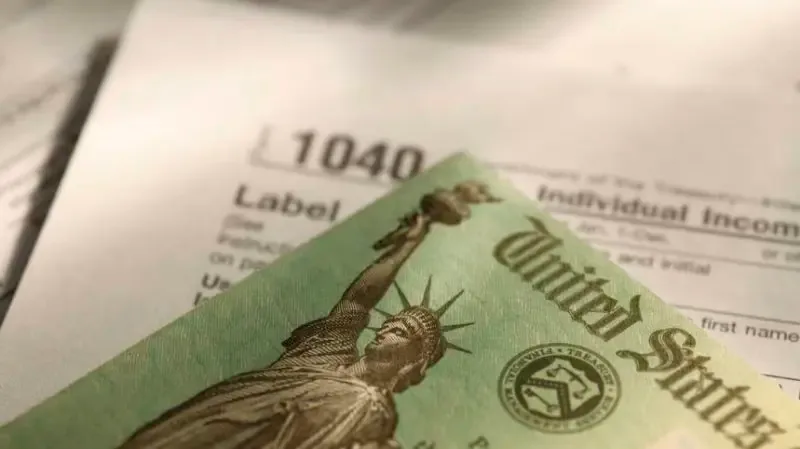 Contribuyentes revisan sus formularios para la declaración de impuestos federales.