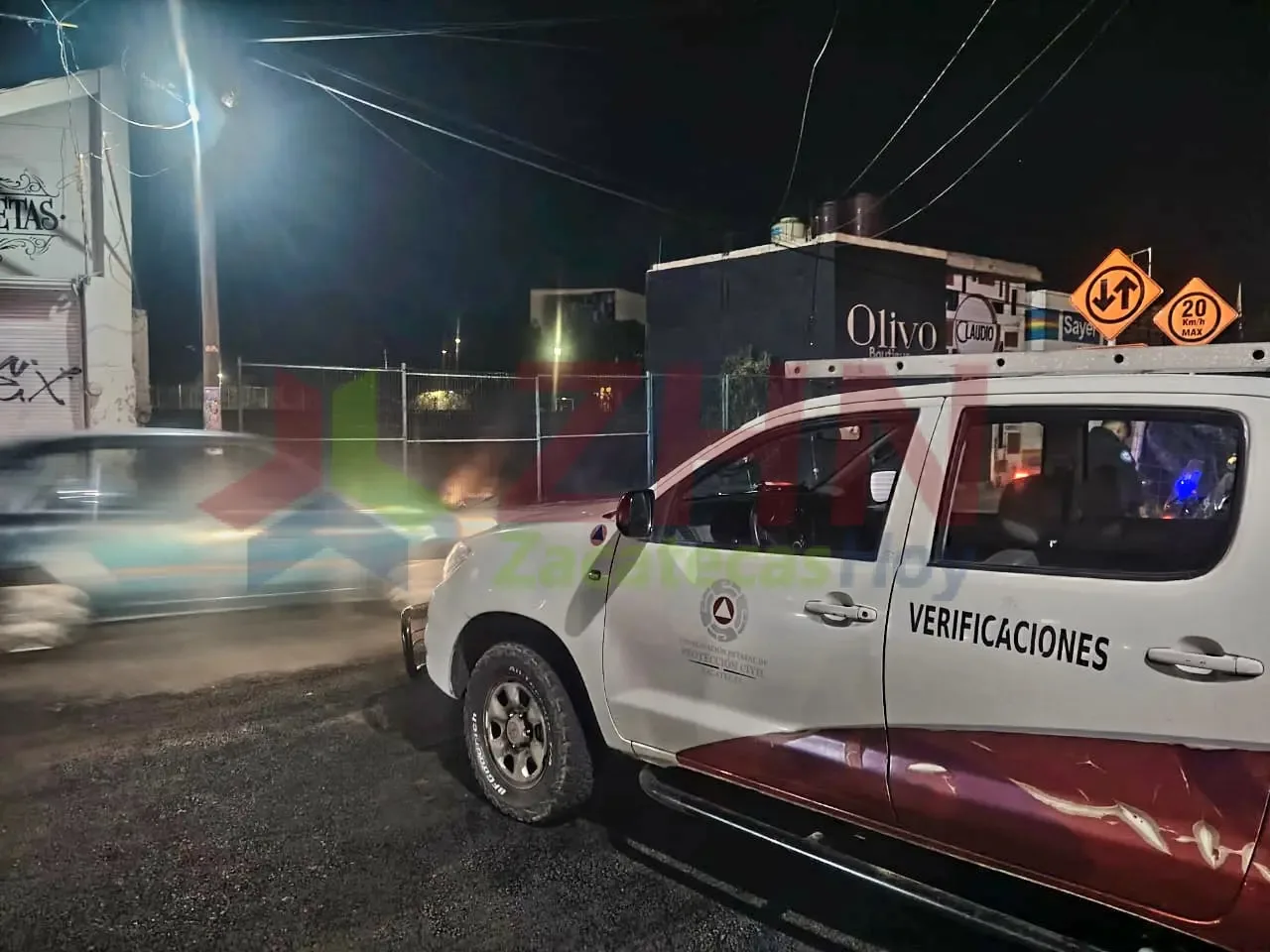 Control de incendio en lote baldío en la Avenida García Salinas.