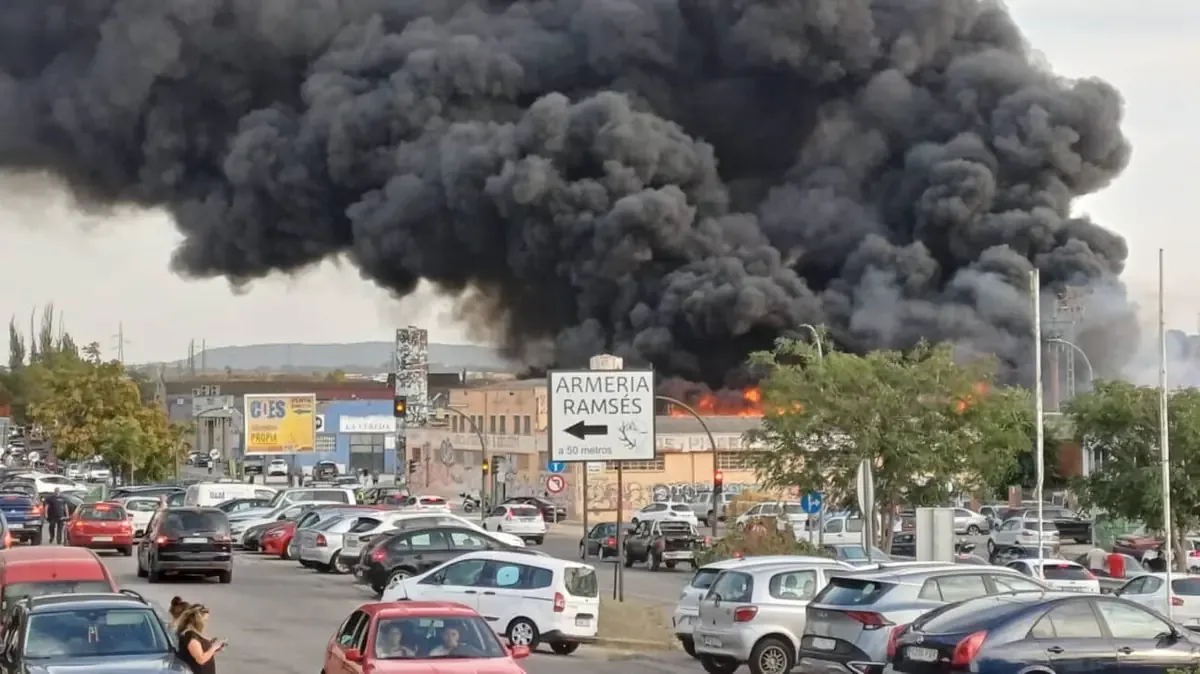 El alcalde confirma el control del fuego aunque persisten focos calientes que podrían afectar la salud pública.