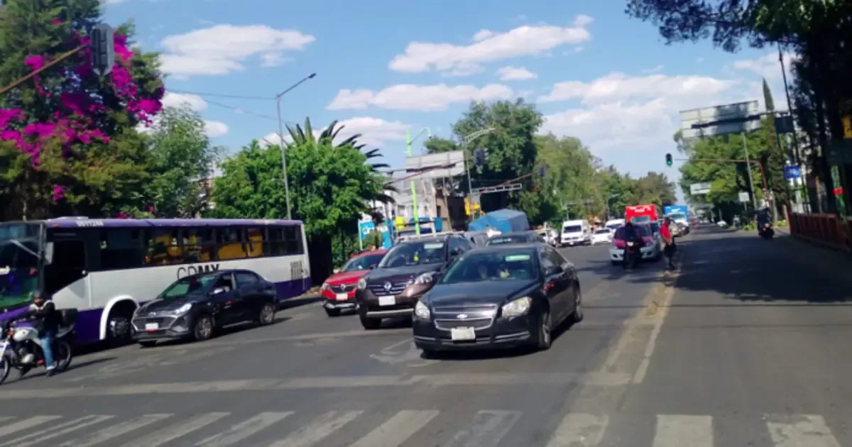 "Diversos grupos realizan protestas en la Ciudad de México, complicando el tránsito y generando bloqueos viales."
