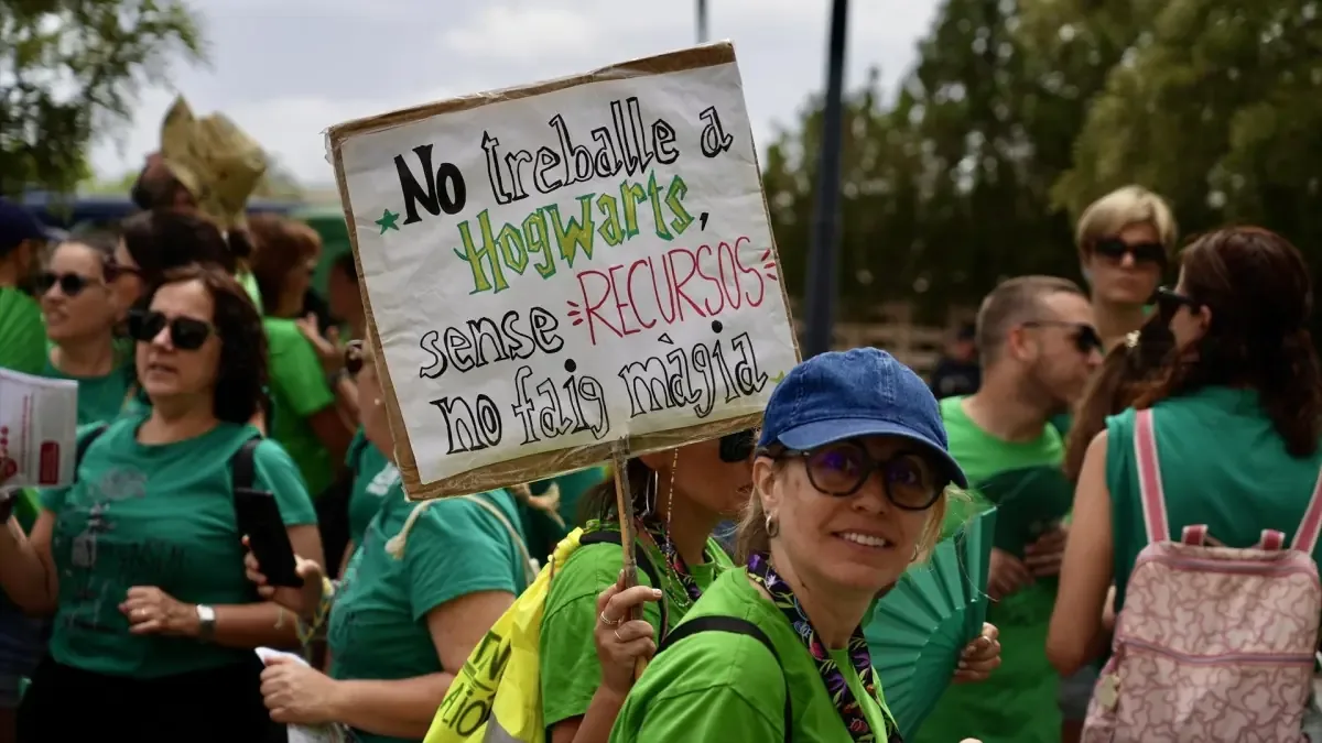 La nueva regulación docente busca cambios significativos en la jornada laboral sin consenso con los sindicatos.