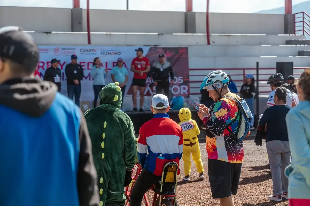 La ceremonia busca recaudar fondos para tratamientos de niños con cáncer, con un recorrido de 76 kilómetros.