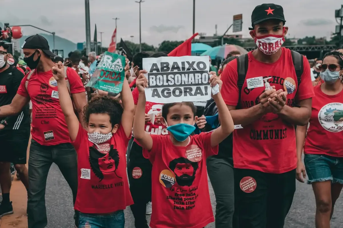 La movilización busca expresar el descontento hacia Flávio Bolsonaro en vivo.