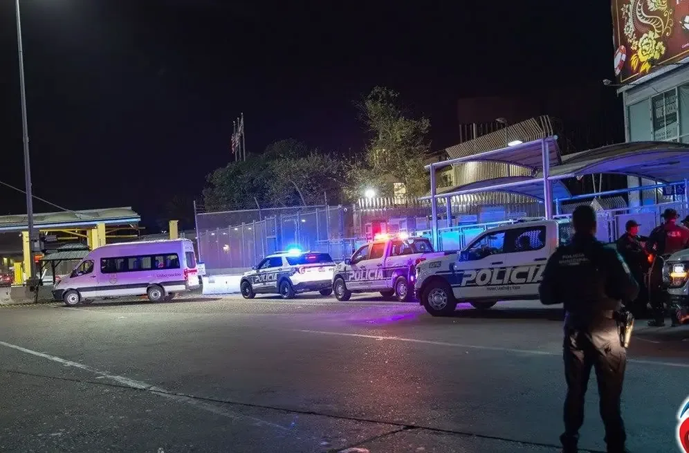 Un operativo de las autoridades resulta en la persecución y eventual aclaración del traslado de detenidos hacia Estados Unidos.