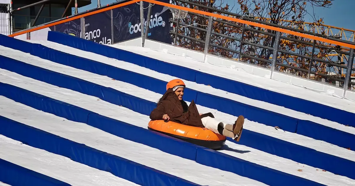Un emocionante tobogán de hielo llega para enriquecer el "Invierno Mágico" en Las Condes, prometiendo adrenalina y diversión.