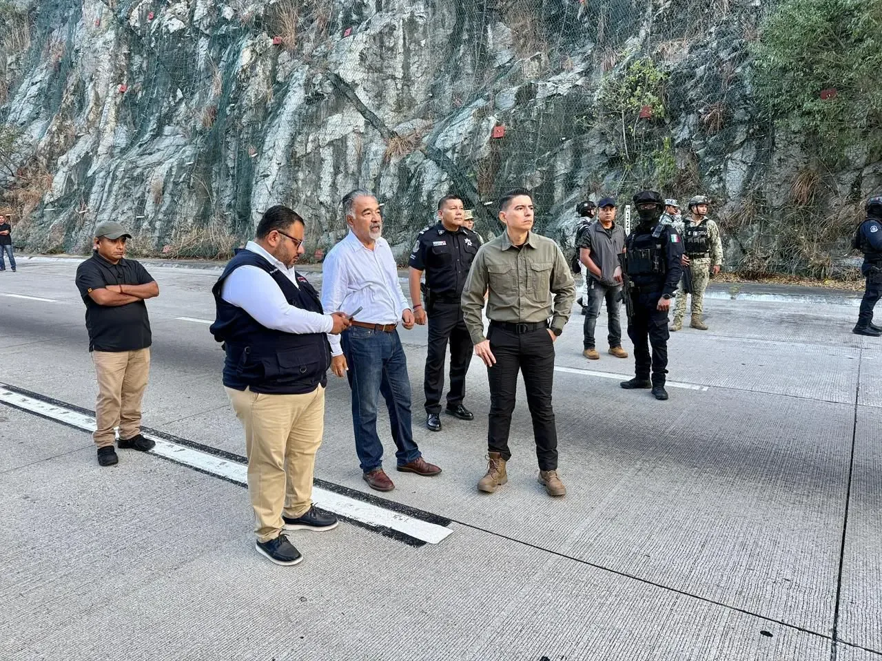 Coordinación de autoridades en la Autopista del Sol para garantizar la libre circulación.