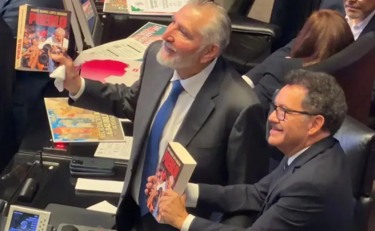 El regalo de libros busca promover la obra de AMLO en el Senado, elevando el interés por su legado político.