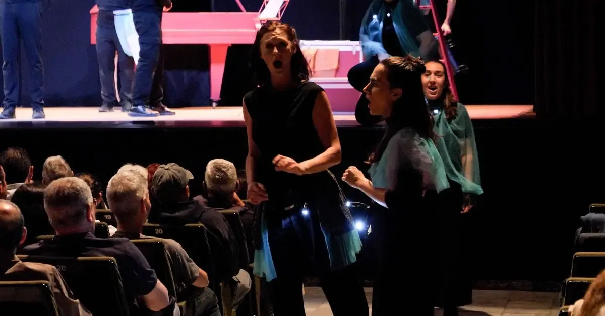 La obra musical transforma la ópera en un espectáculo cómico accesible a todos los públicos.