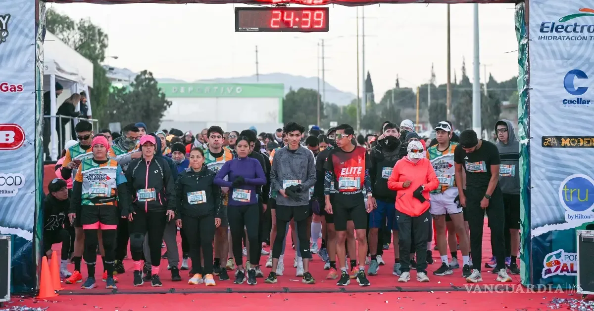 Corredores en la salida del Medio Maratón del Sarape 2026 en Saltillo.