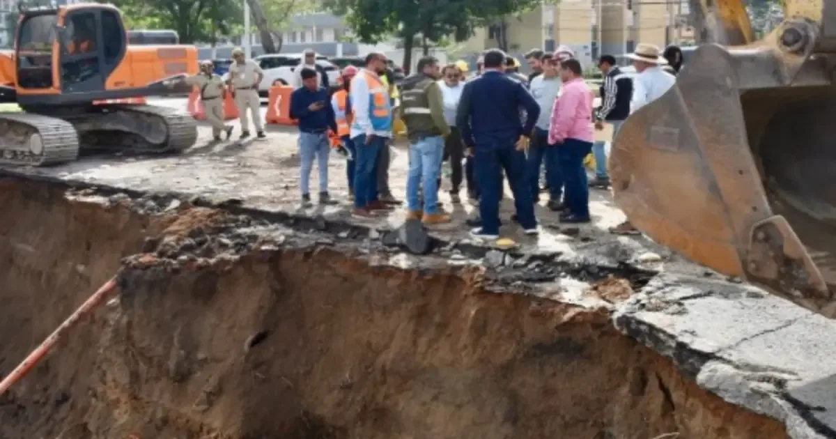 La reparación de daños en Zapopan causará reducciones en el suministro de agua en varias colonias debido a un socavón.