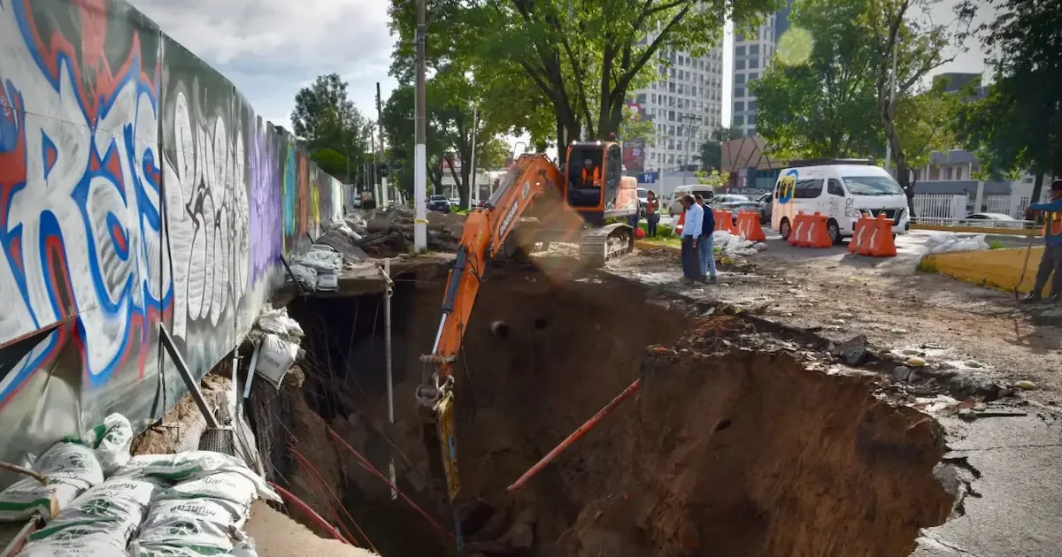 Los usuarios afectados esperan la normalización del suministro de agua tras el colapso en la infraestructura hídrica.