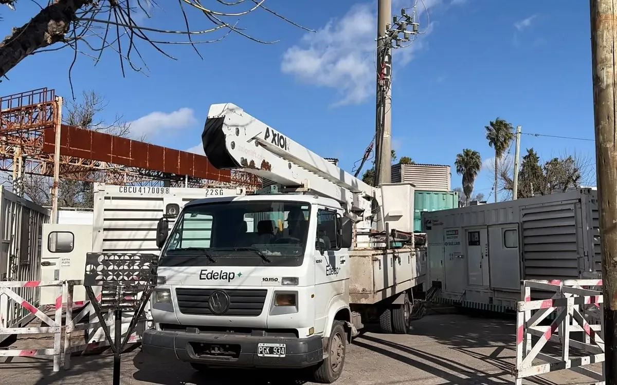 Los recurrentes cortes de luz y problemas de tensión generan malestar y reclamos de los vecinos en La Plata.