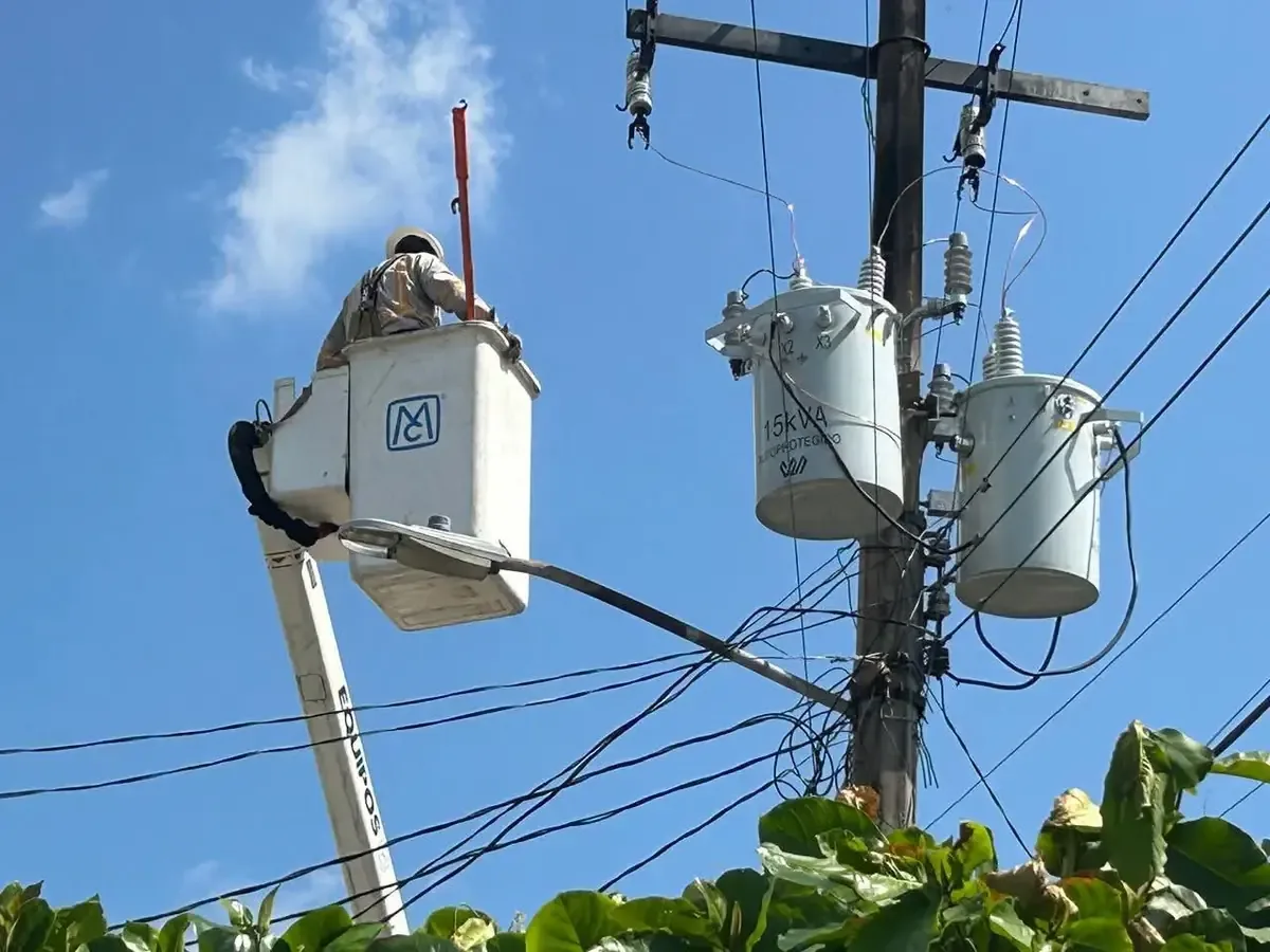 Brigadas trabajan para atender a los afectados tras fallas eléctricas en la región.