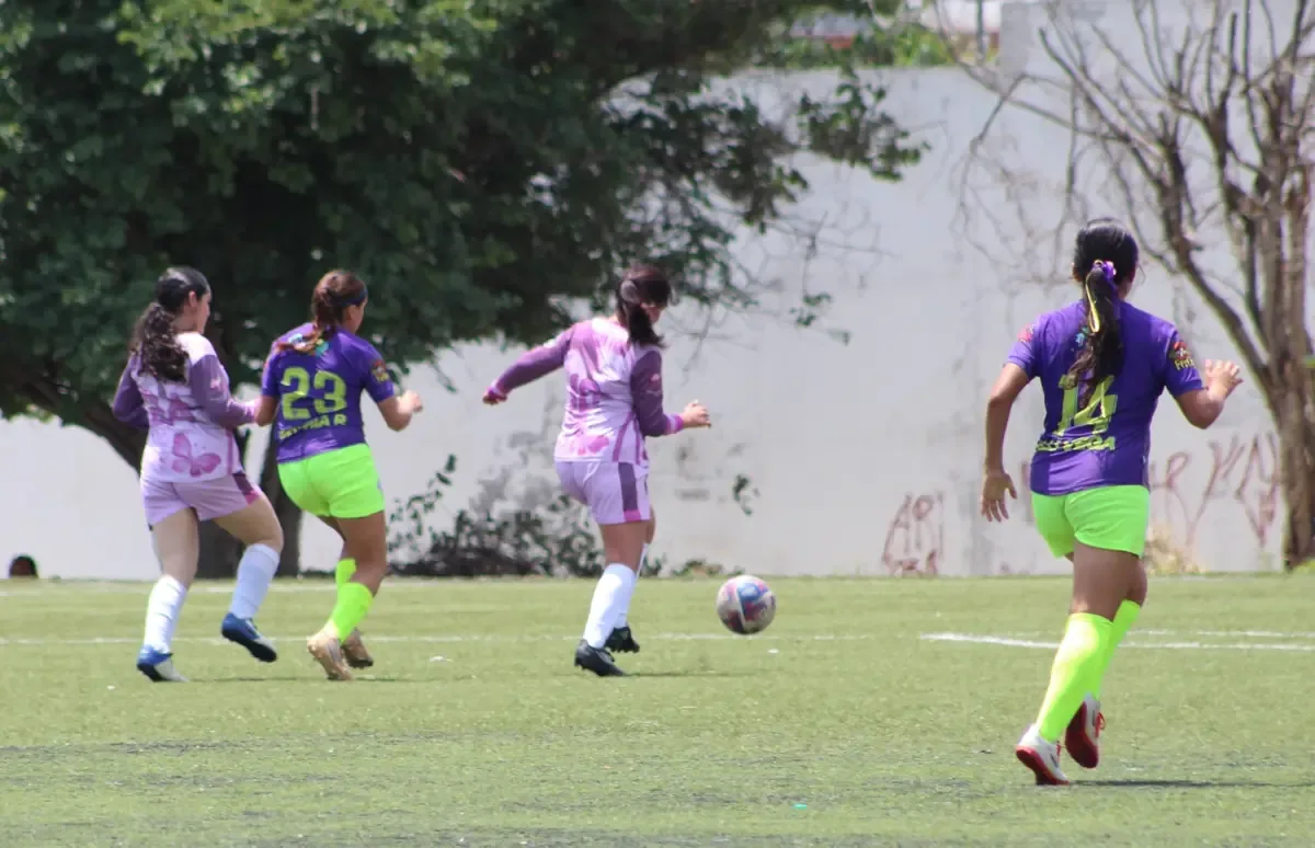 La victoria de Cosmos FC reafirma su posición en la liga y destaca el talento de Esbeidy Corona.